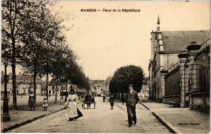 Carte postale ancienne Mamers - Place de la République à Mamers