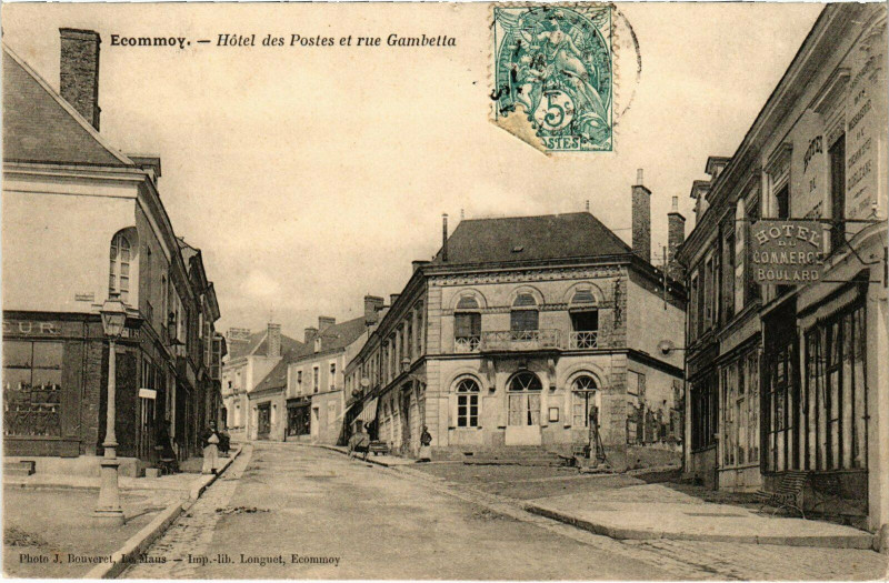 Carte postale ancienne Ecommoy - Hotel des Postes et rue Gambetta à Écommoy