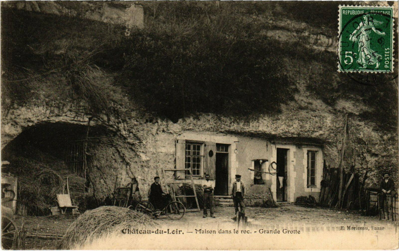 Carte postale ancienne Chateau-du-Loir - Maison dans le roc - Grande Grotte