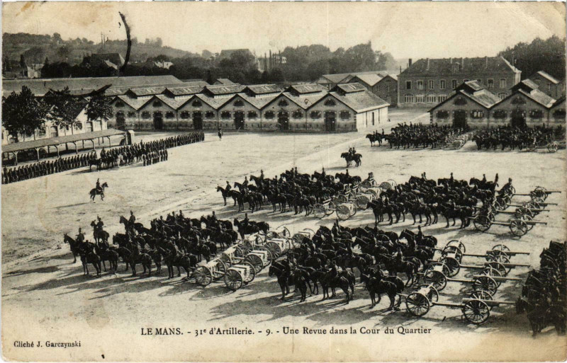 Carte postale ancienne Militaire - Le Mans - 31e d'Artillerie - Une Revue dans la au Mans