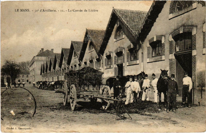 Carte postale ancienne Militaire - Le Mans - 31e d'Artillerie - La Corvée de Litiere au Mans