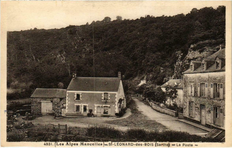 Carte postale ancienne Saint-Leonard-des-Bois - La Poste à Saint-Léonard-des-Bois