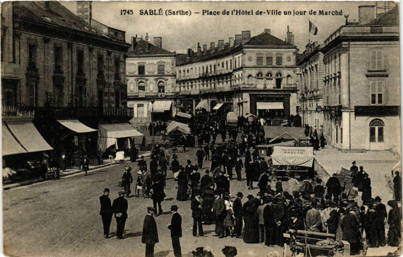 Carte postale ancienne Sable - Place de l'Hotel de-Ville un jour de Marché