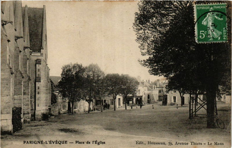 Carte postale ancienne Parigne-L'Eveque - Place de l'Eglise à Parigné-l'Évêque