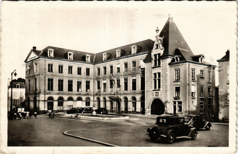 Carte postale ancienne Le Mans - L'Hotel-de-Ville - Facade et Entrée Principale au Mans