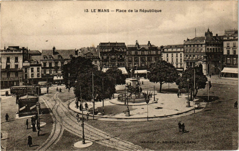 Carte postale ancienne Le Mans - Place de la Republique au Mans