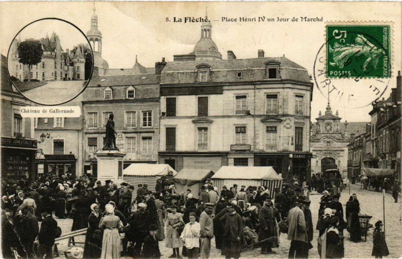 Carte postale ancienne La Fleche - Place Henri Iv un Jour de Marché à La Flèche
