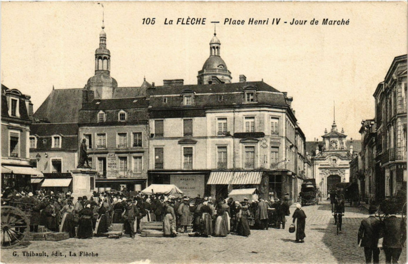 Carte postale ancienne La Fleche - Place Henri Iv - Jour de Marché à La Flèche