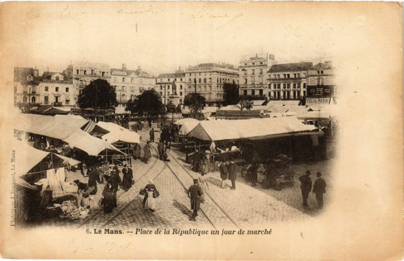 Carte postale ancienne Le Mans - Place de la Republique un jour de Marché au Mans