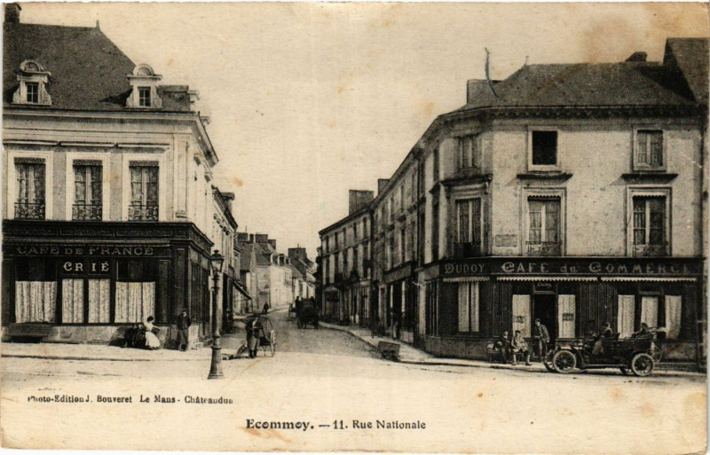 Carte postale ancienne Ecommoy - Rue Nationale à Écommoy