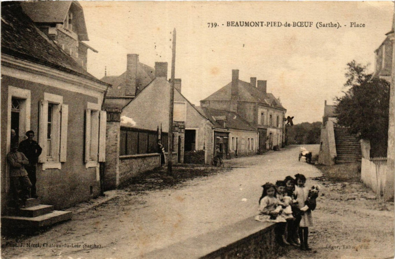 Carte postale ancienne Beaumont-Pied-de-Boeuf - Place à Beaumont-Pied-de-Boeuf
