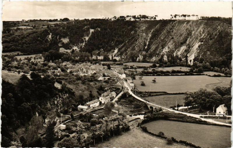 Carte postale ancienne Saint-Leonard-des-Bois - Entrée du Bourg par la route de Fresnay à Saint-Léonard-des-Bois