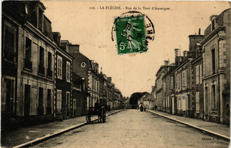 Carte postale ancienne La Fleche - Rue de la Tour d'Auvergne à La Flèche