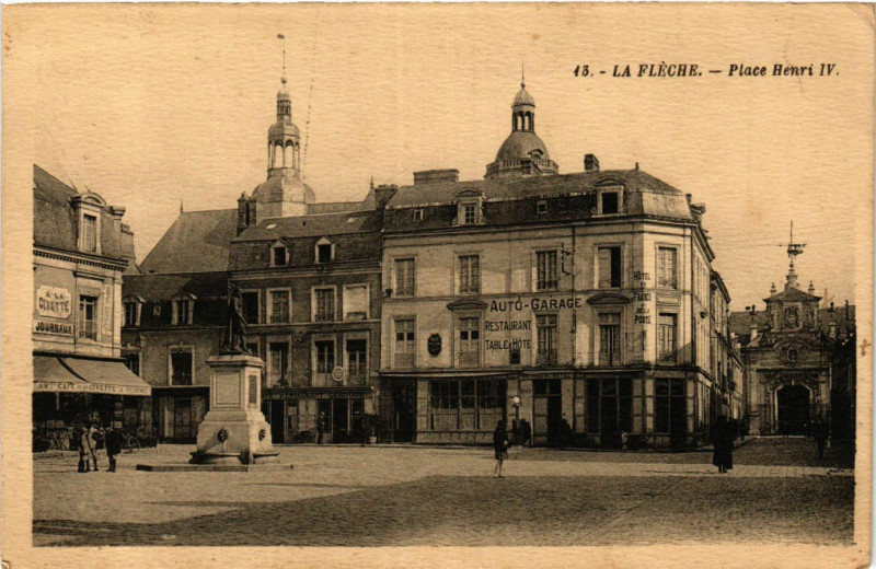 Carte postale ancienne La Fleche - Place Henri Iv à La Flèche
