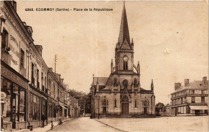Carte postale ancienne Ecommoy - Place de la Republique à Écommoy