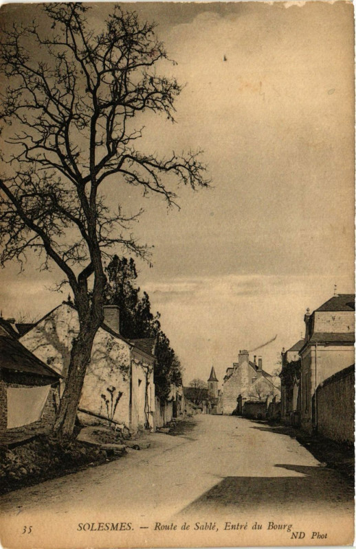 Carte postale ancienne Solesmes - Route de Sable Entre du Bourg à Solesmes