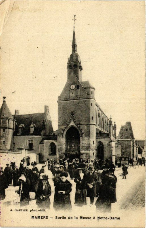 Carte postale ancienne Mamers - Sortie de la Messe a N.-D. à Mamers