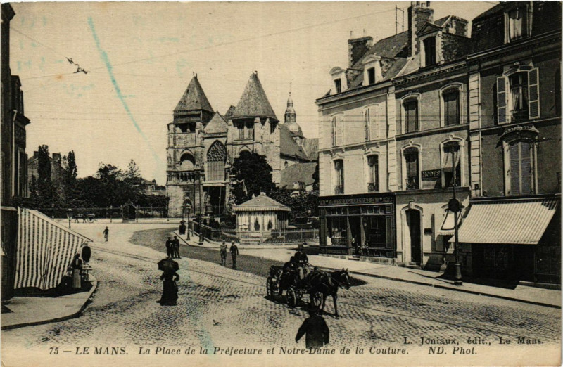 Carte postale ancienne Le Mans - La Place de Prefecture et N.-D. de la Couture au Mans