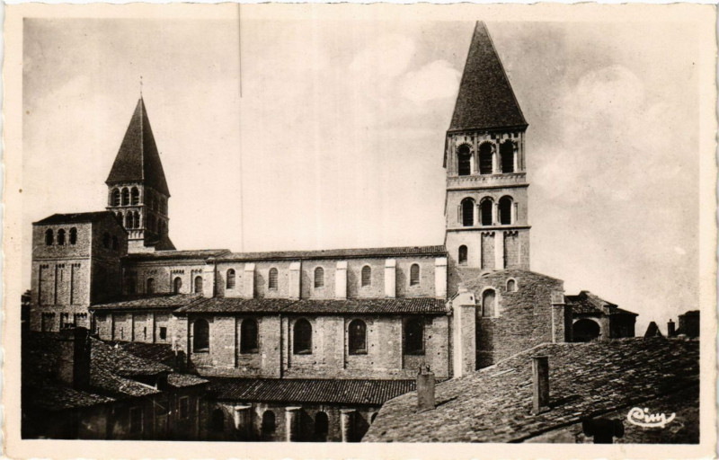 Carte postale ancienne Tournos Eglise Saint-Philibert - Vue de la cour du Cloitre