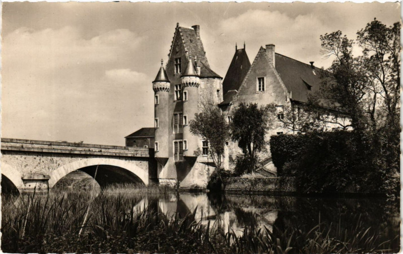 Carte postale ancienne La Fleche Le Chateau des Carmes au bord du Loir