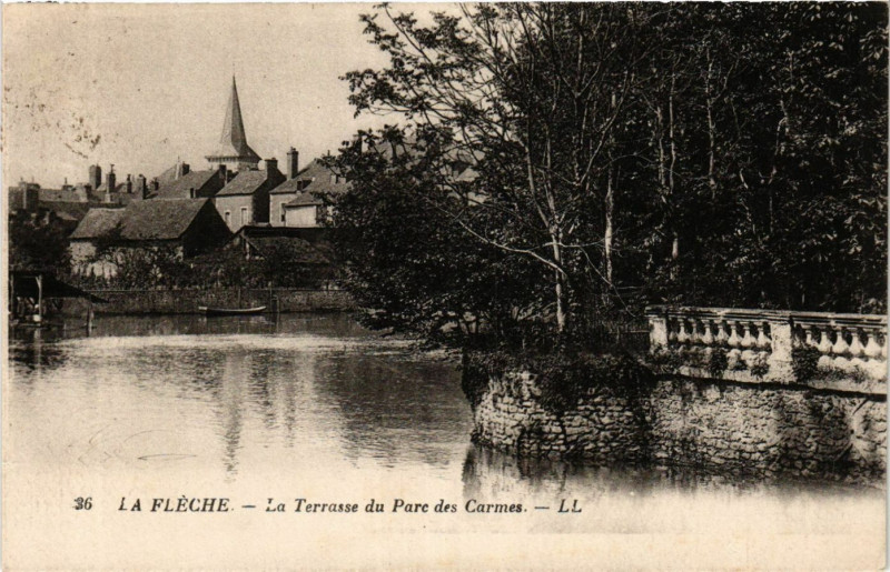 Carte postale ancienne La Fleche - La Terrasse du Parc des Carmes à La Flèche