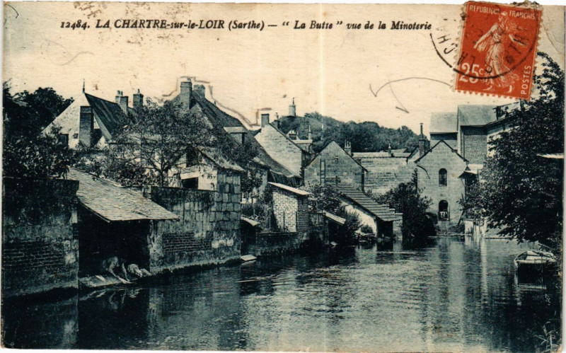 Carte postale ancienne La Chartre-sur-le-Loir - La Butte vue de la Minoterie à La Chartre-sur-le-Loir