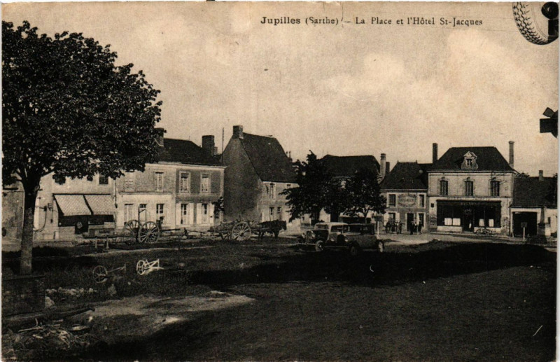 Carte postale ancienne Jupilles - La Place et l'Hotel Saint-Jacques à Jupilles