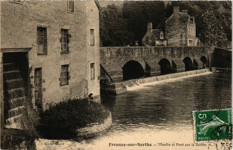 Carte postale ancienne Fresnay-sur-Sarthe - Moulin et Pont sur la Sarthe à Fresnay-sur-Sarthe