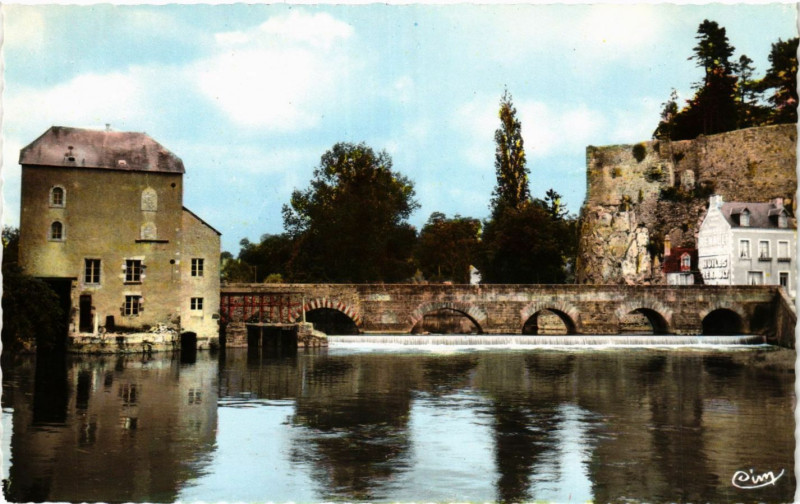 Carte postale ancienne Fresnay-sur-Sarthe - Le Barrage et le Moulin à Fresnay-sur-Sarthe