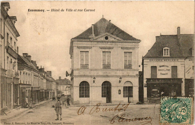 Carte postale ancienne Ecommoy - Hotel de Ville et rue Carnot à Écommoy