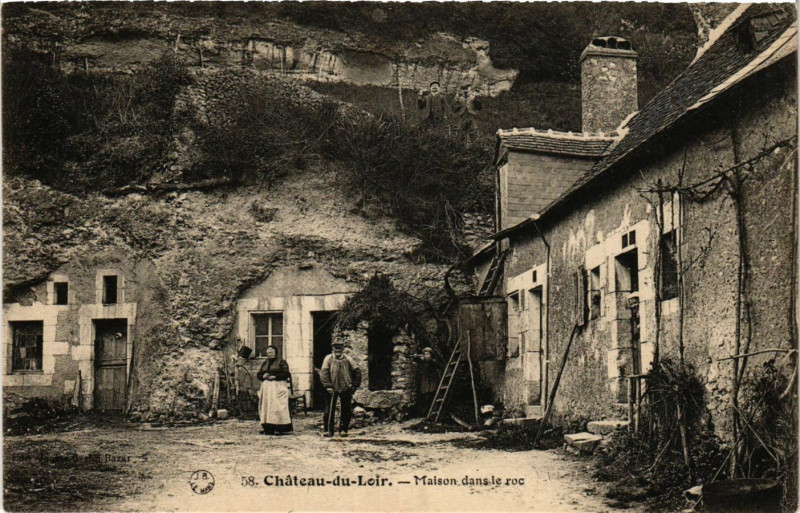 Carte postale ancienne Chateau-du-Loir - Maison dans le roc
