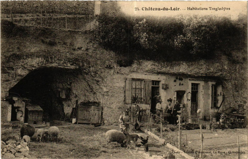Carte postale ancienne Chateau-du-Loir - Habitations Troglodytes