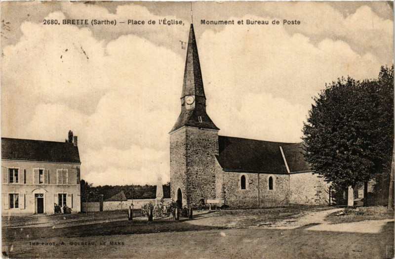 Carte postale ancienne Brette - Place de l'Eglise Monument et Bureau de Poste