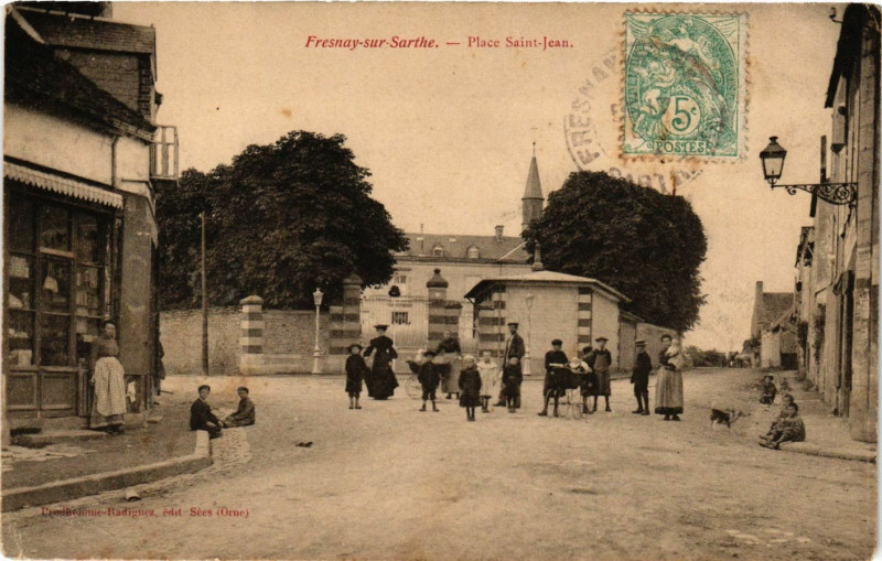 Carte postale ancienne Fresnay-sur-Sarthe-Place Saint-Jean à Fresnay-sur-Sarthe
