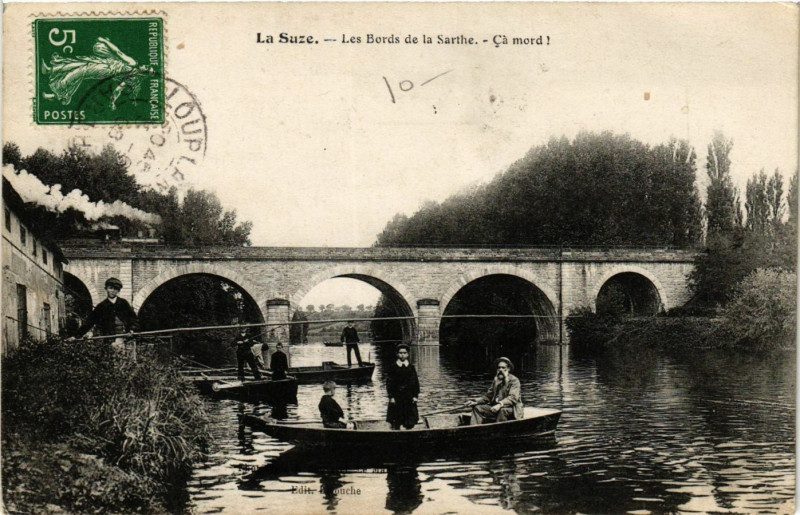 Carte postale ancienne La Suze - Les Bords de la Sarthe - Ca Mord !