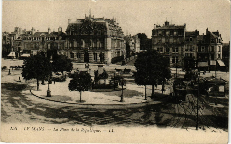 Carte postale ancienne Le Mans - La Place de la Republique au Mans