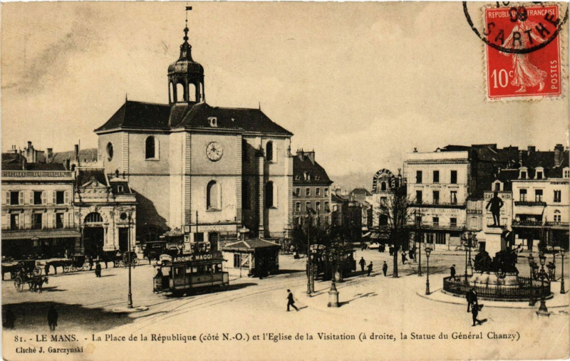 Carte postale ancienne Le Mans - La Place de la Republique (cote N.-O.) et l'Eglise de au Mans