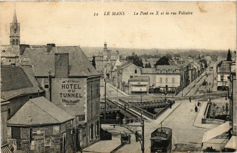 Carte postale ancienne Le Mans - Le Pont en X et la rue Voltaire au Mans