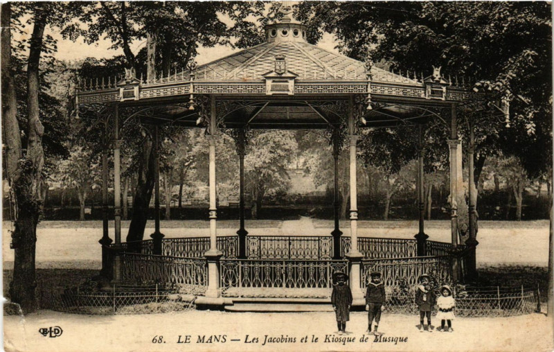 Carte postale ancienne Le Mans - Les Jacobins et le Kiosque de Musique au Mans