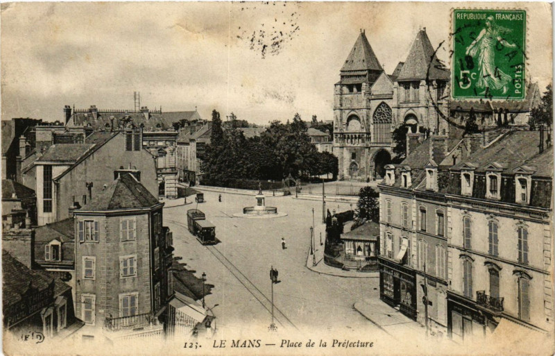 Carte postale ancienne Le Mans - Place de la Prefecture au Mans