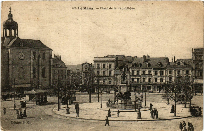 Carte postale ancienne Le Mans - Place de la Republique au Mans