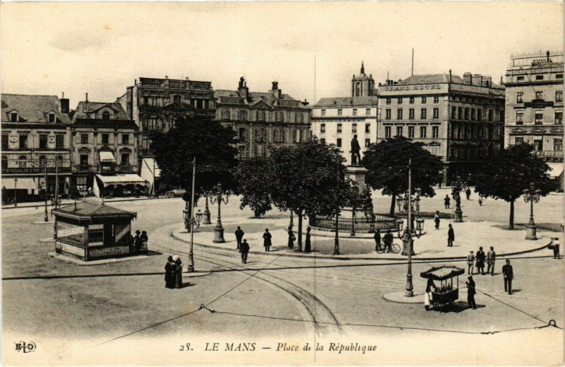 Carte postale ancienne Le Mans - Place de la Republique au Mans