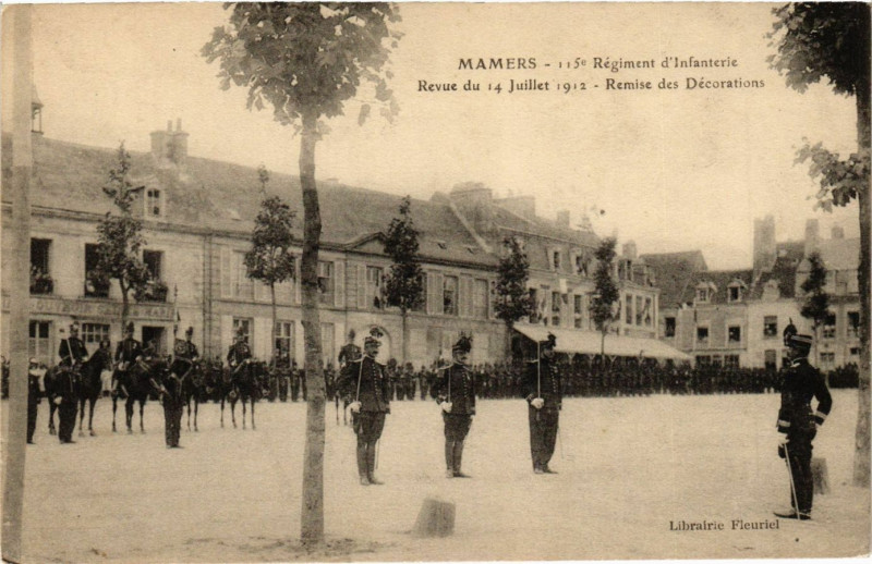 Carte postale ancienne Mamers - Regiment d'Infanterie - Revue du 14 Juillet 1912 - Remise à Mamers