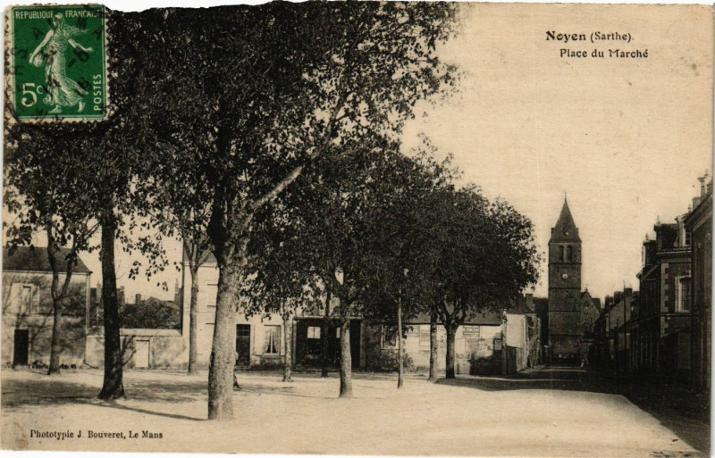 Carte postale ancienne Noyen - Place du Marché