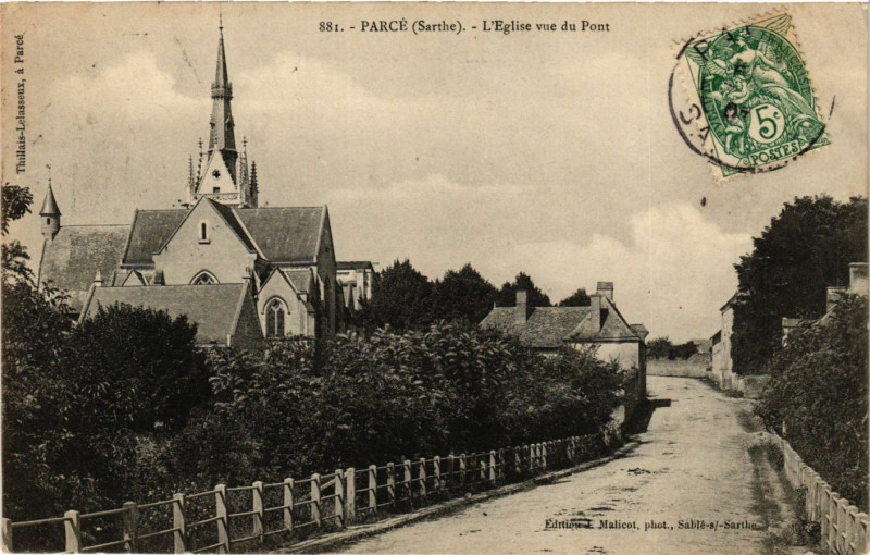 Carte postale ancienne Parce - L'Eglise vue du Pont