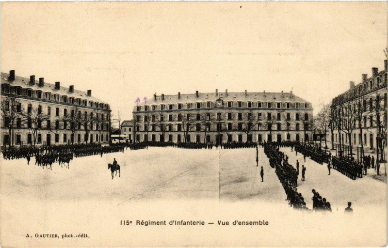 Carte postale ancienne Regiment d'Infanterie - Vue d'ensemble