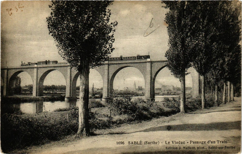 Carte postale ancienne Sable - Le Viaduc - Passage d'un Train