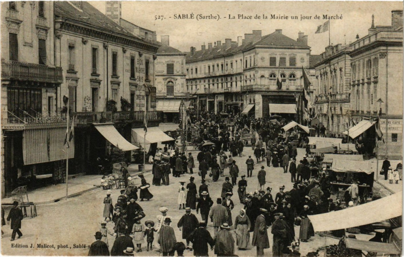 Carte postale ancienne Sable - La Place de la Mairie un jour de Marché