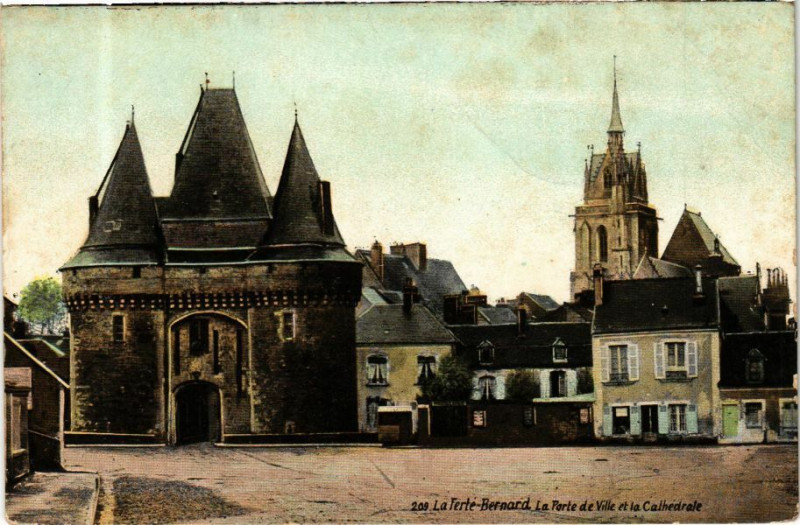 Carte postale ancienne Ed. Aqua 209 La Fetre Bernard La Porte de Ville et la Cathedrale