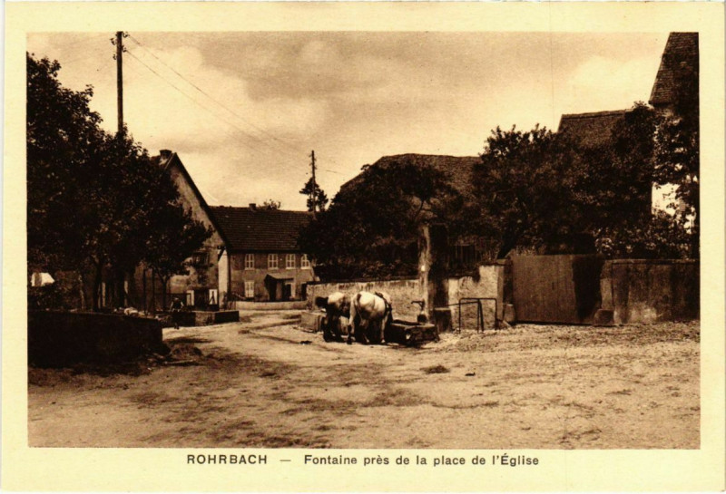 Carte postale ancienne Rohrbach - Fontaine pres de la place de l'Eglise à Rohr